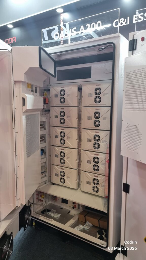 Sistem industrial de stocare a energiei ESS OASIS A200 cu module de baterii pentru aplicații C&I prezentat la Green Energy Expo București.